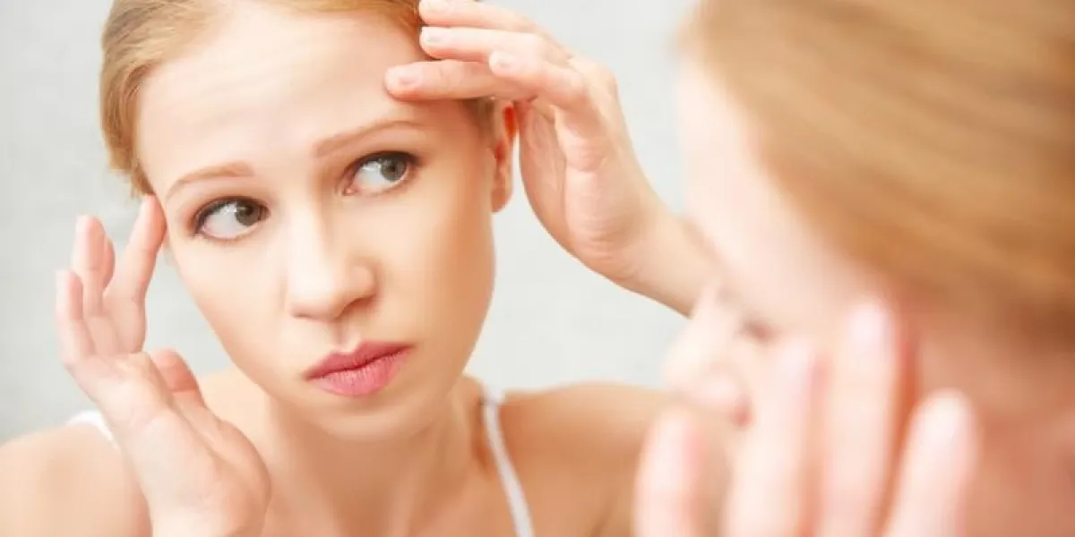 jeune belle femme en bonne santé effrayé vu dans le miroir acné et les rides