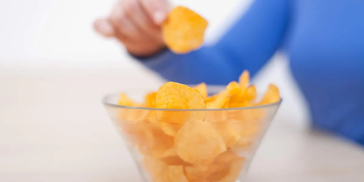 femme, manger, chips, dehors, clair, bol