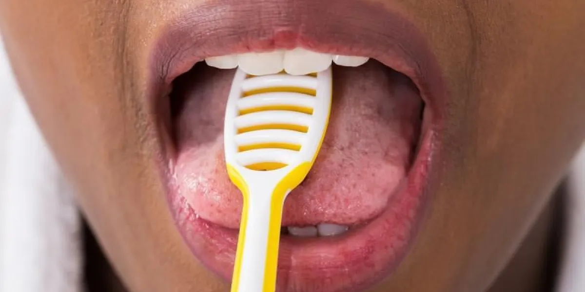 gros plan, de, jeune femme, nettoyage, langue, à, nettoyeur