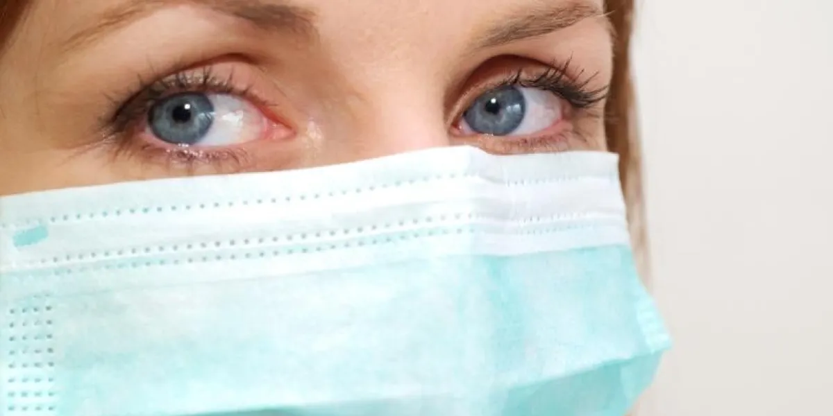 gros plan visage de belle femme avec un masque médical