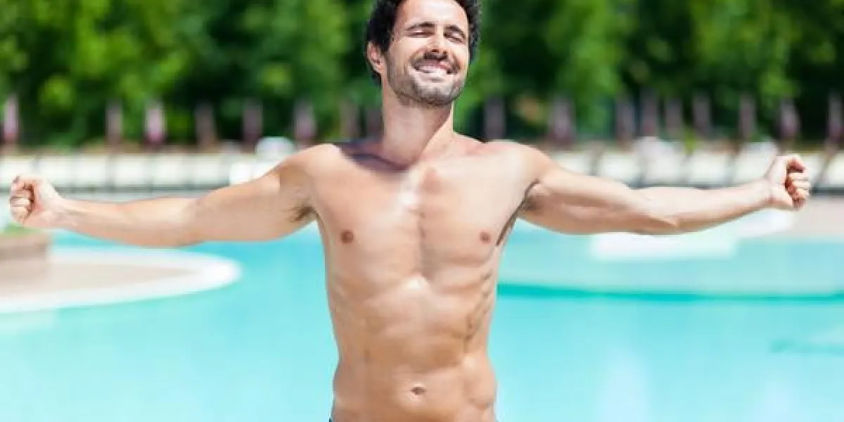 bel homme sexy dans la piscine