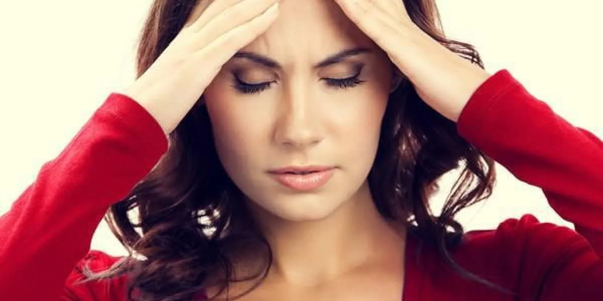 penser, fatigué ou malade avec mal de tête jeune femme