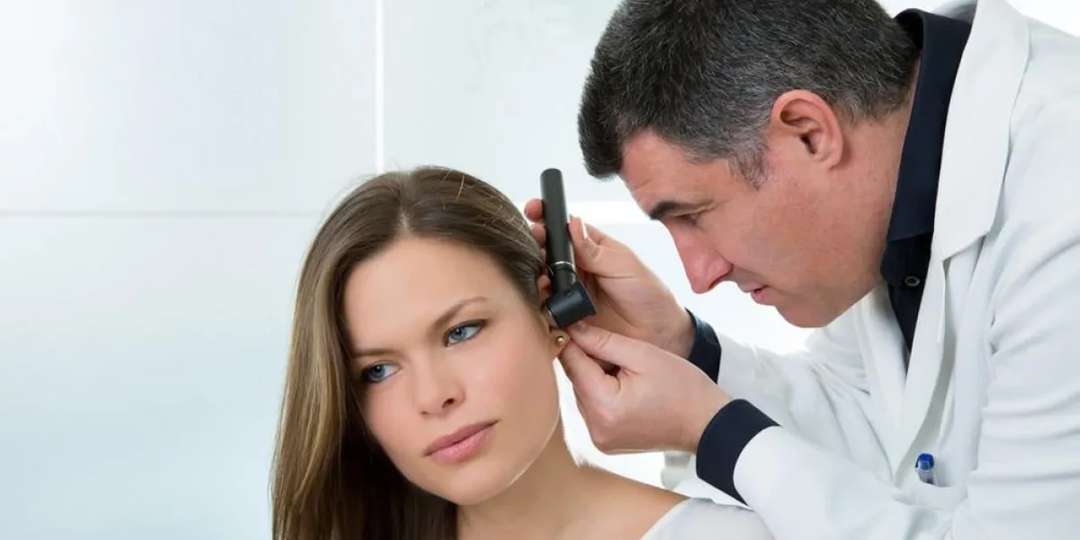 docteur, ent, vérification, oreille, otoscope, femme, patient, hôpital