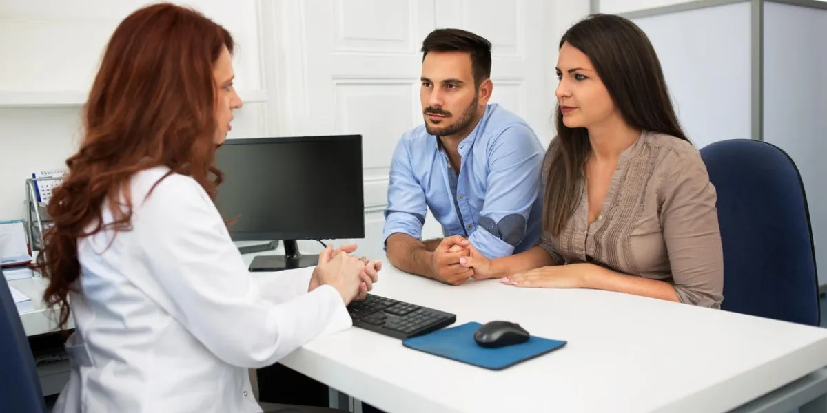 mari et femme dans une clinique, beau jeune couple à la période de consultation de grossesse