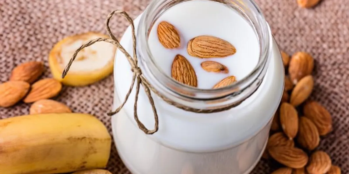 smoothie aux bananes et au lait d'amande dans un pot sur une toile de jute