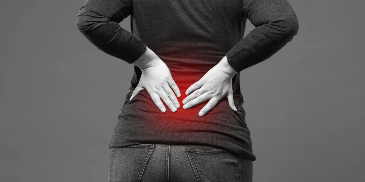 mal de dos, inflammation des reins, douleur dans le corps de la femme, photo en noir et blanc avec taches rouges