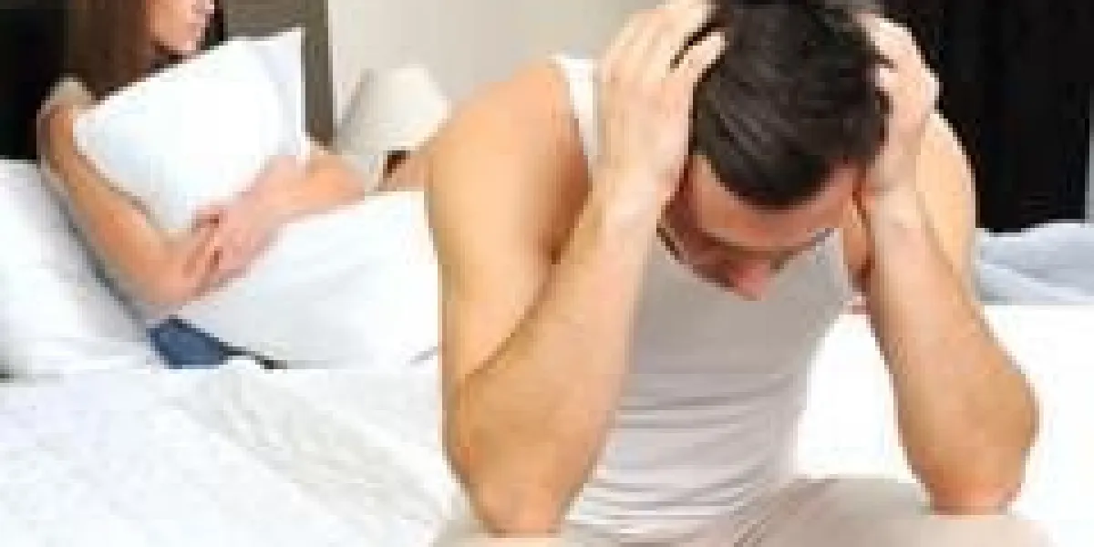 bouleversé l'homme assis sur le lit avec sa petite amie