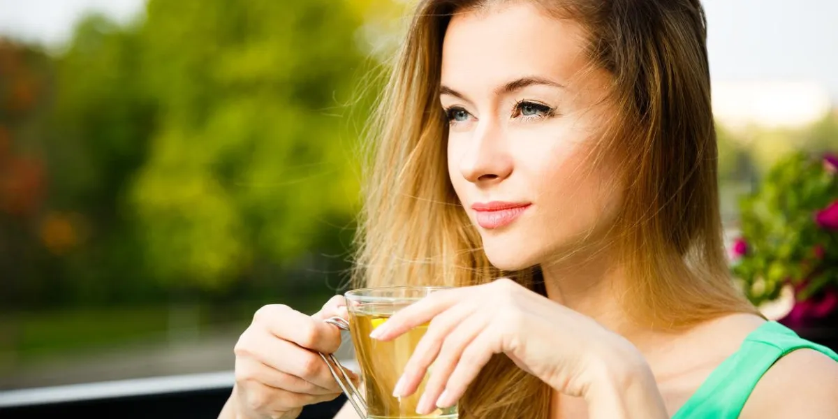 rêver, jeune femme, boire, thé vert, dehors, été, vert, nature, fond, peu profond, profondeur de champ