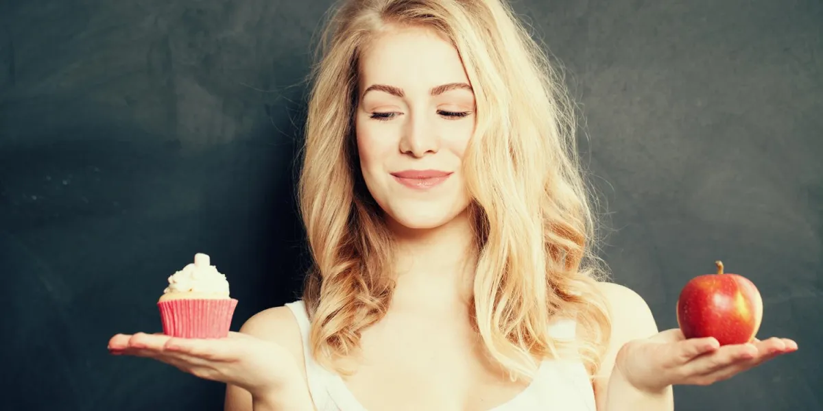 femme avec des aliments sains et malsains concept de surpoids choix difficile