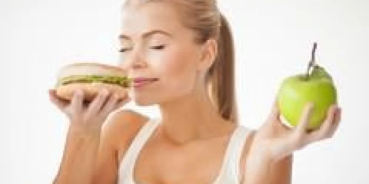 femme en bonne santé, sentant hamburger et tenant la pomme