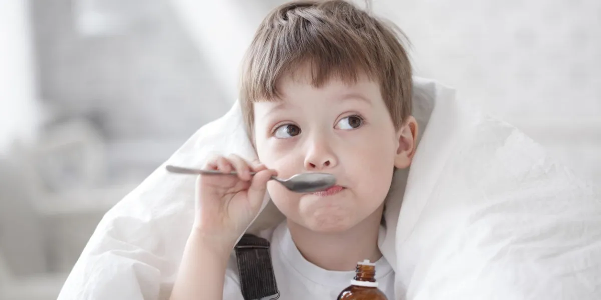 garçon, boire, sirop contre la toux