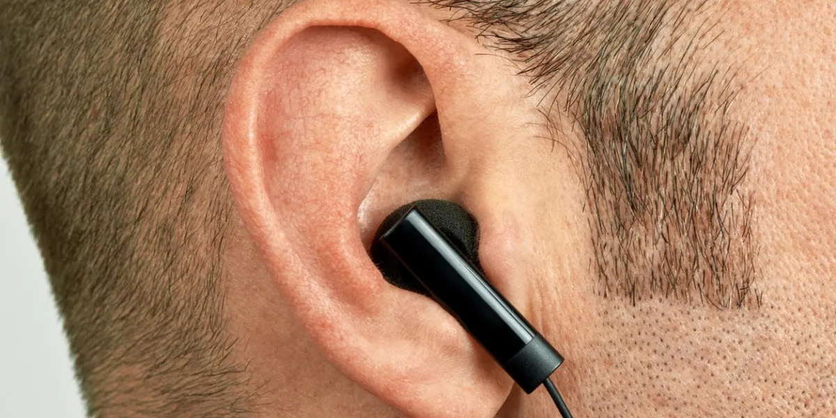 oreille avec écouteur noir closeup