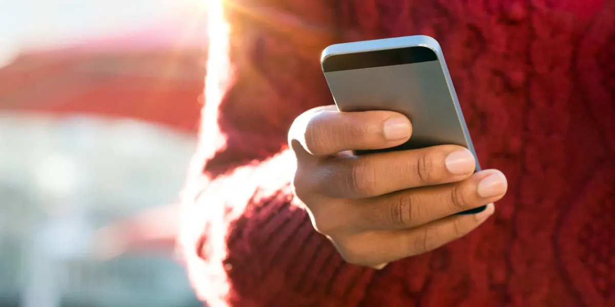 gros plan, de, a, jeune femme, main, taper, message texte, sur, elle, smartphone africaine, jeune femme, taper, sur, écran tactile, téléphone portable, fin, de, main féminine, textos, a, téléphone message, dehors