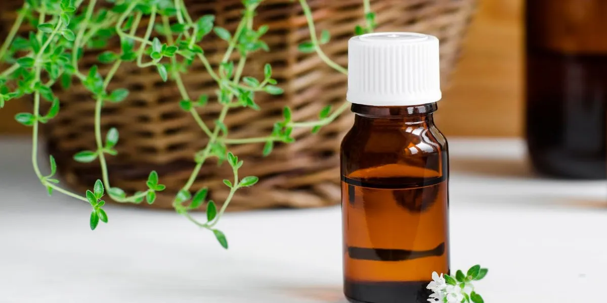 petite bouteille d'huile essentielle de thym
