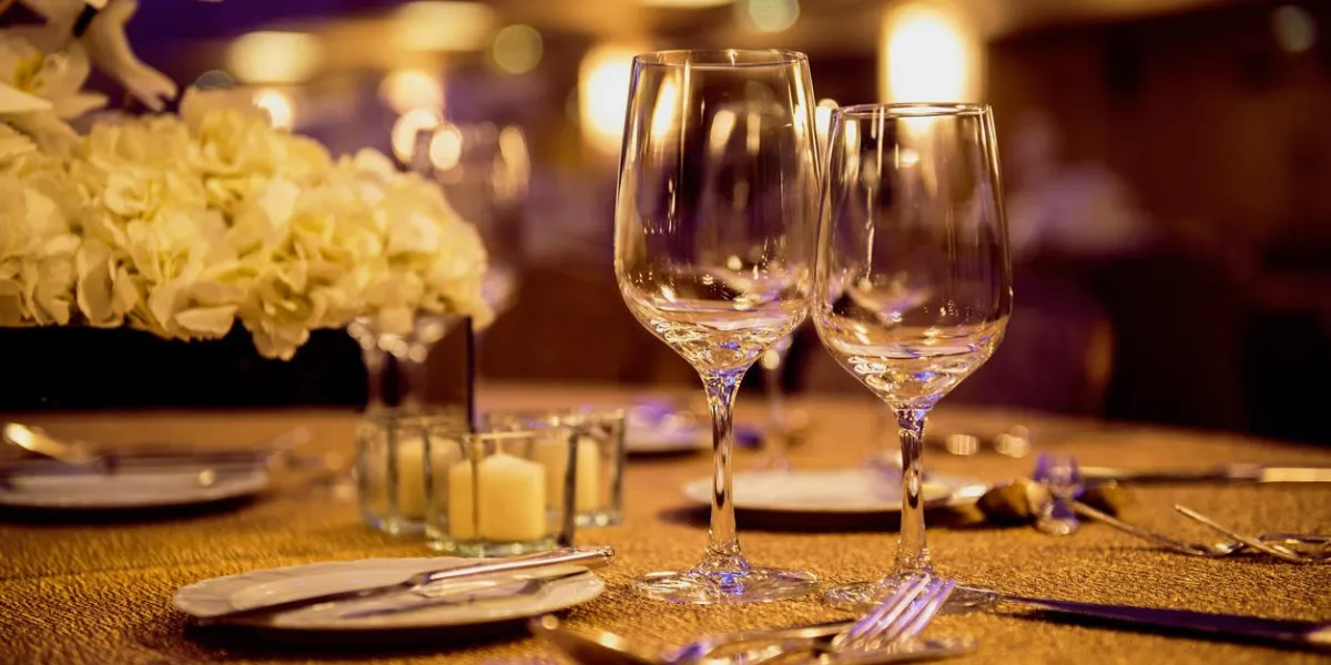 verre vide et vaisselle dans un restaurant de luxe