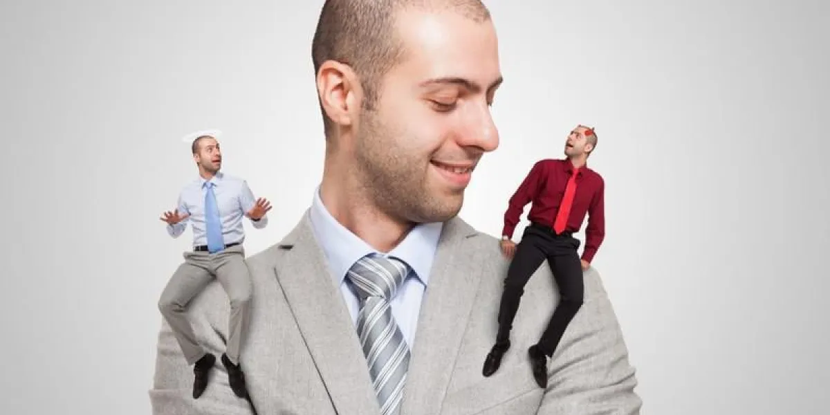 homme écoutant l'ange et le diable soi-même pour faire un choix