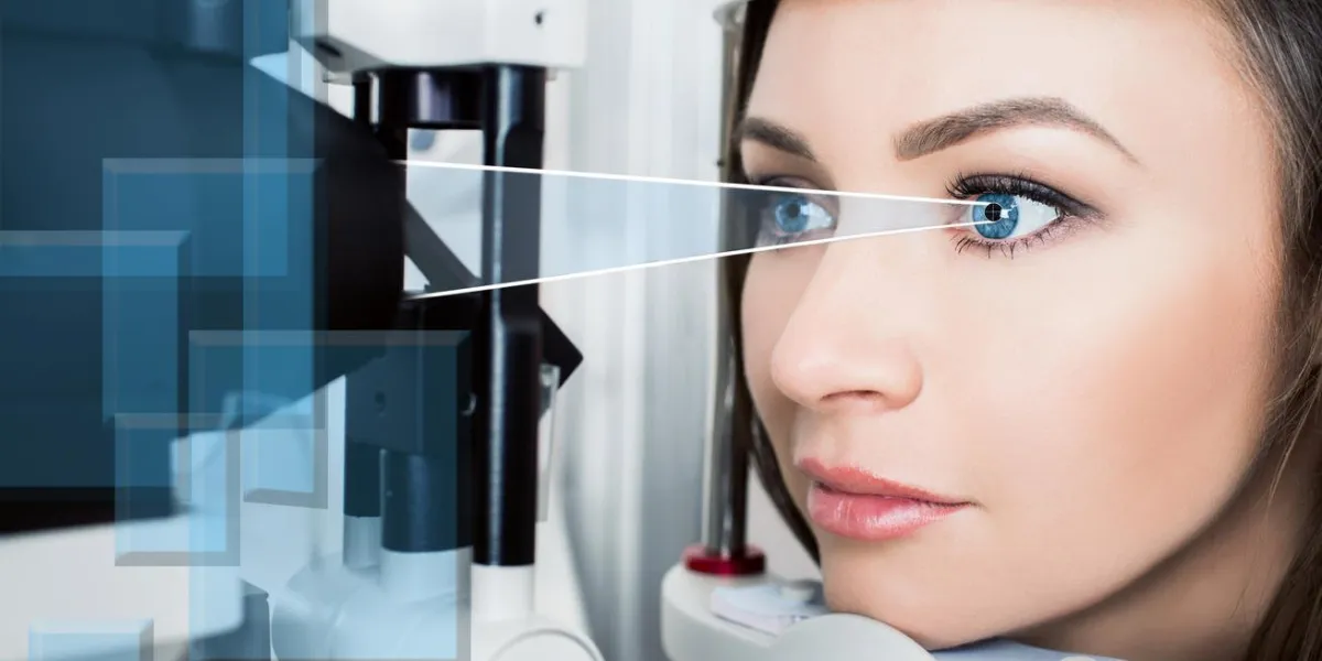 femme, vérification, vue, clinique, utilisation, diagnostic, ophtalmique, appareil, virtuel, rayon laser, diriger, vérification, vision, futur, technologie