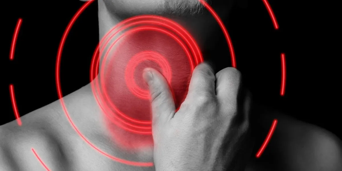 l'homme tient la gorge, mal de gorge, image monochrome, zone de douleur de couleur rouge