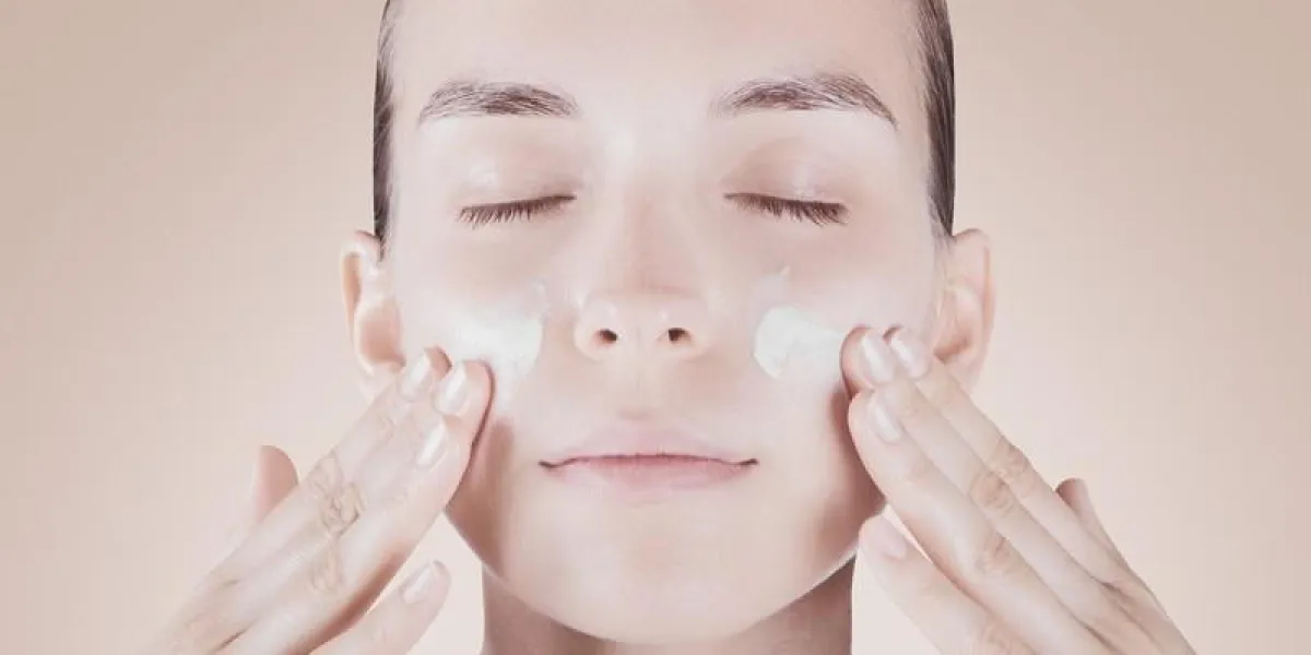 visage de femme avec fond beige crémeux