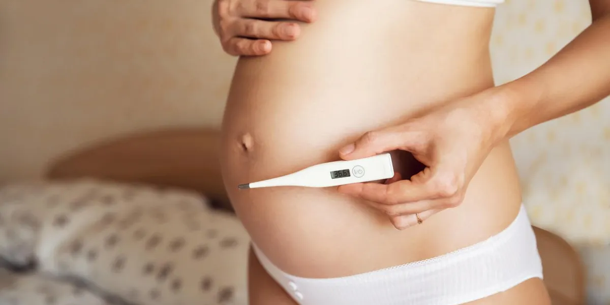 femme enceinte avec un thermomètre dans la santé des mains pendant la grossesse bouchent