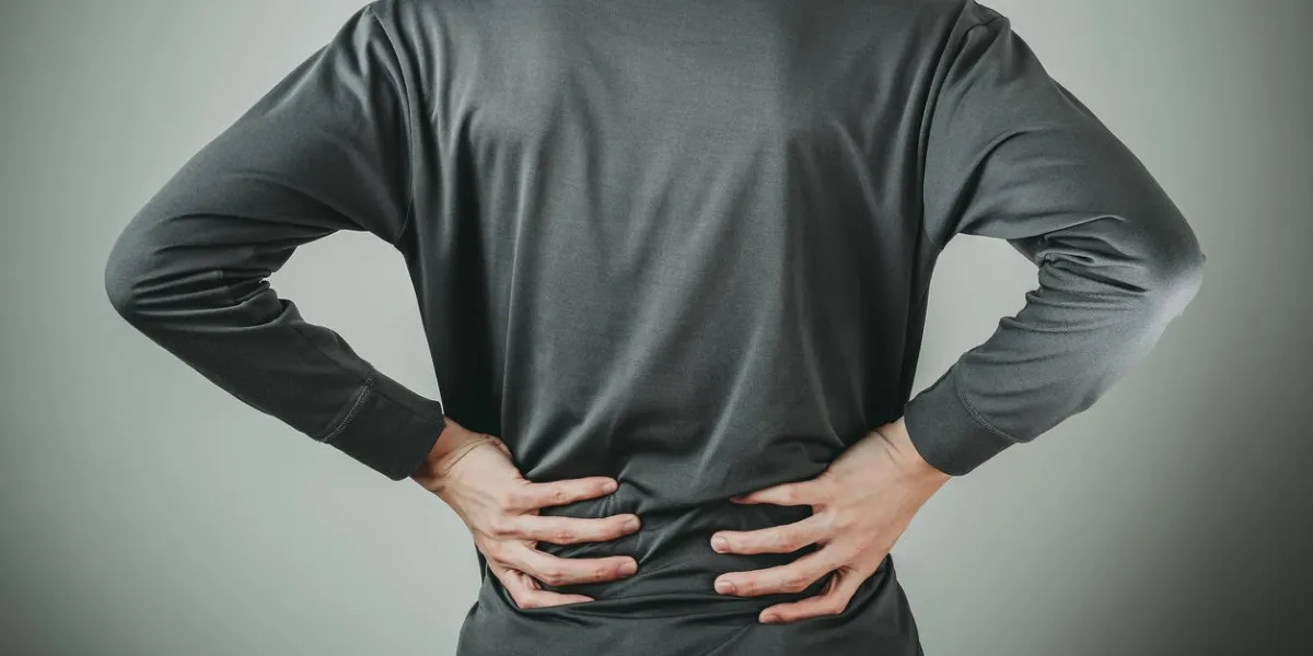 douleur au bas du dos de l'homme ou douleur à la taille
