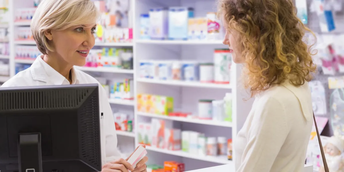 pharmacien expliquant le médicament au patient dans la pharmacie