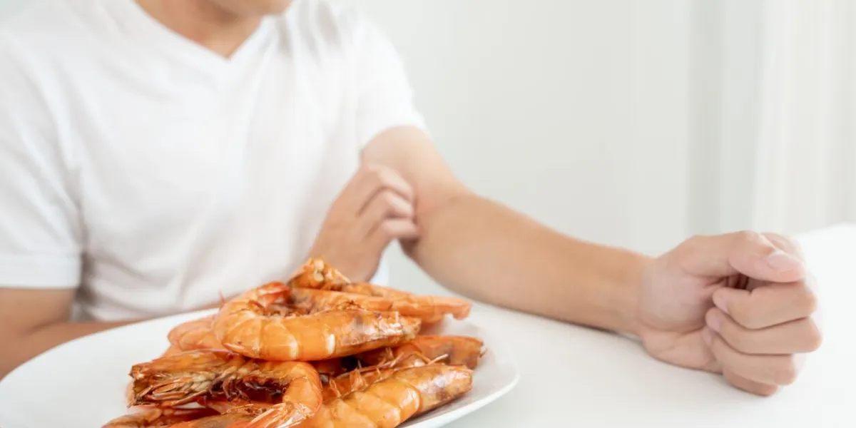 food allergies, men have reactions itching and redness after eating shrimp, seafood allergy, itching, rash, abdominal pain, diarrhea, chest tightness, unconsciousness, death, severe avoid allergies