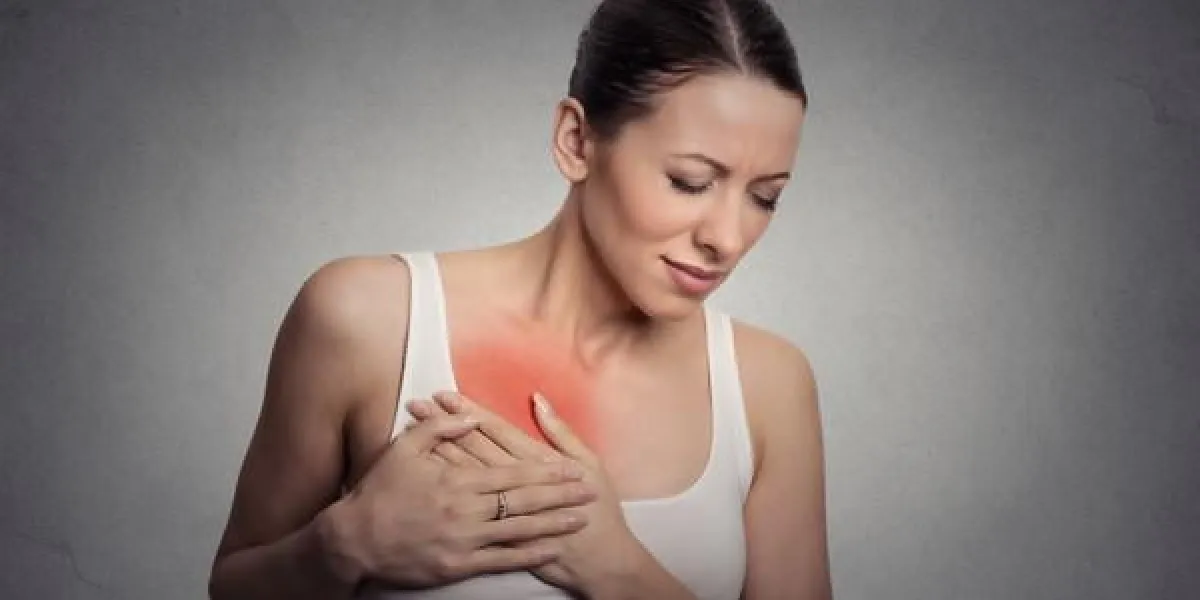 closeup, portrait, jeune femme, à, poitrine, douleur, toucher, coffre, coloré, dans, rouge, isolé, sur, gris, mur, fond