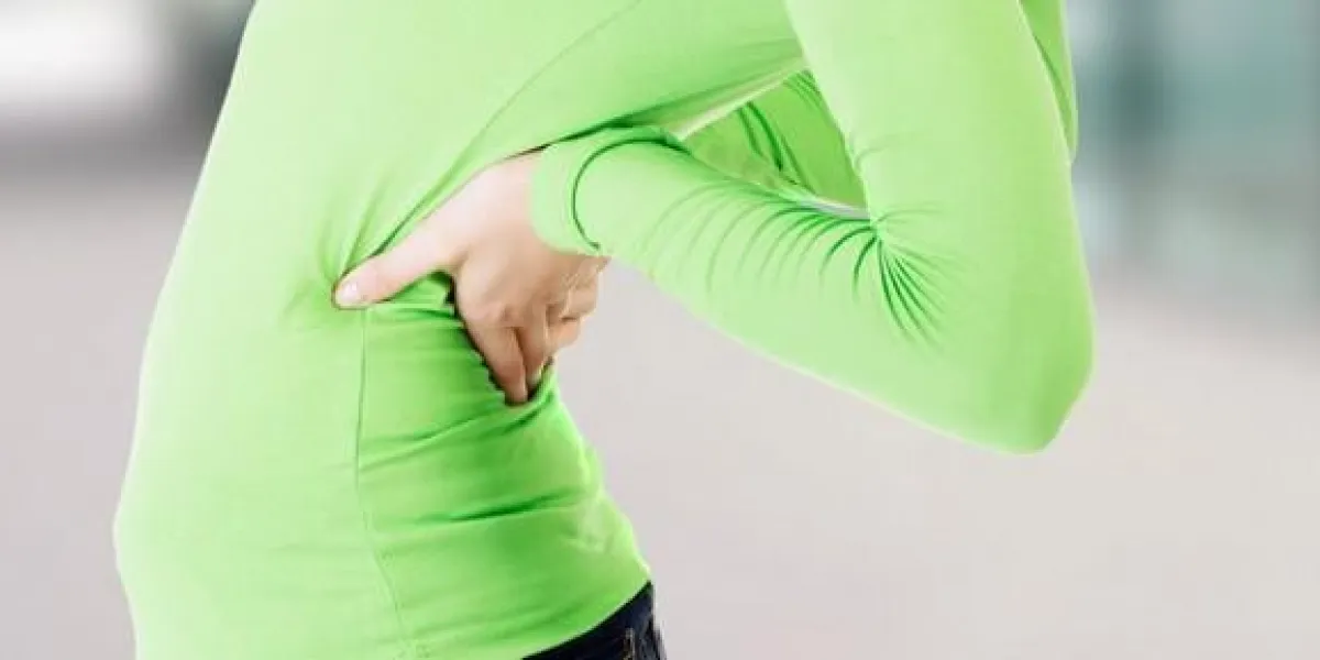 jeune femme avec un énorme mal de dos