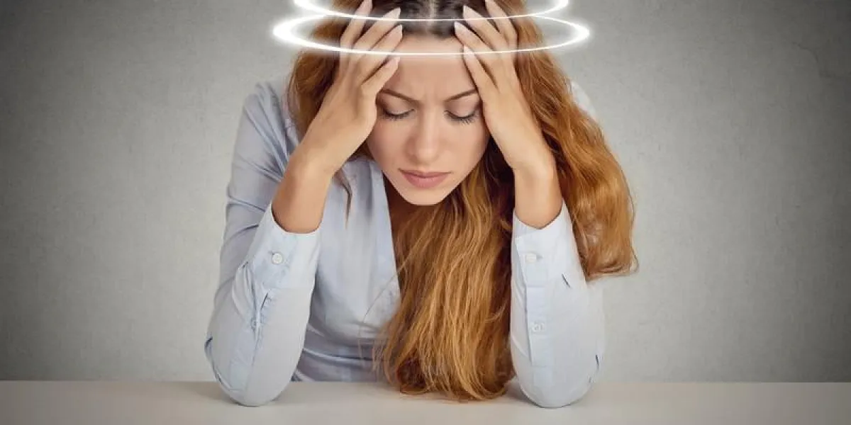 femme avec vertige jeune patiente souffrant de vertiges