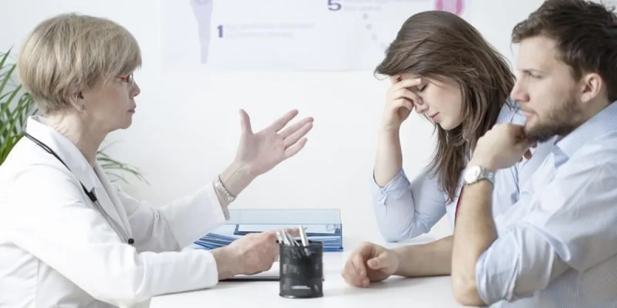 image d'un jeune mariage douloureux au bureau du gynécologue