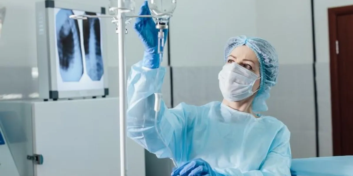 femme médecin ajustant la bouteille de perfusion à l'hôpital