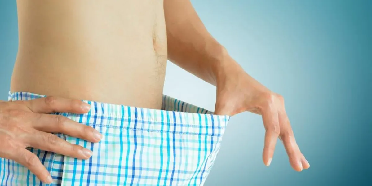 jeune homme regardant à l'intérieur de son caleçon - concept embarrassé sexuel