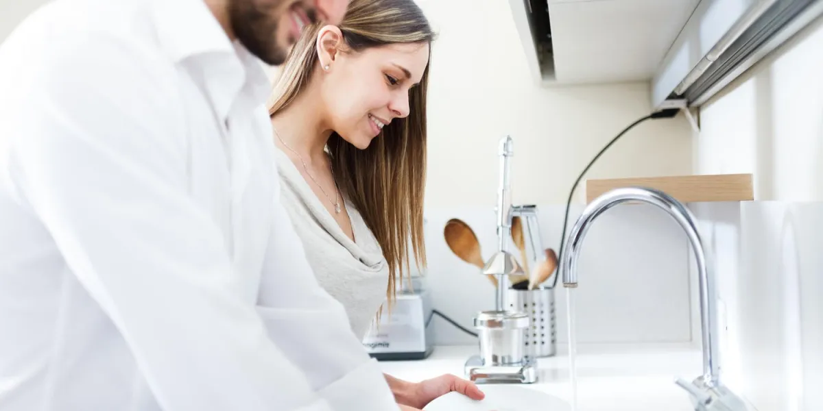 jeune couple, faire la vaisselle dans la cuisine