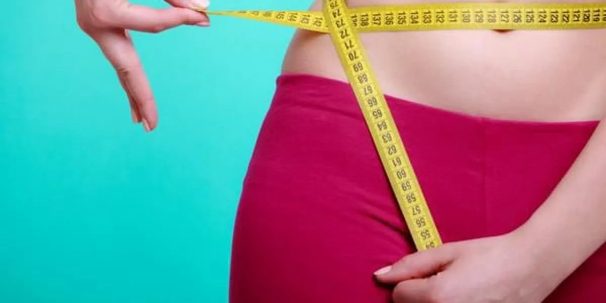 temps pour régime minceur perte de poids soins de santé et une alimentation saine jeune femme fitness fit fille avec mesure ruban mesurer sa taille sur bleu vert
