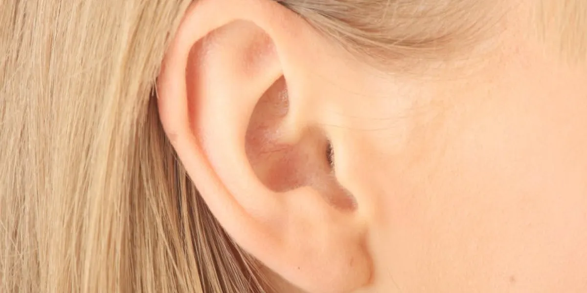 couleur agrandi photo de l'oreille de la jeune fille blonde