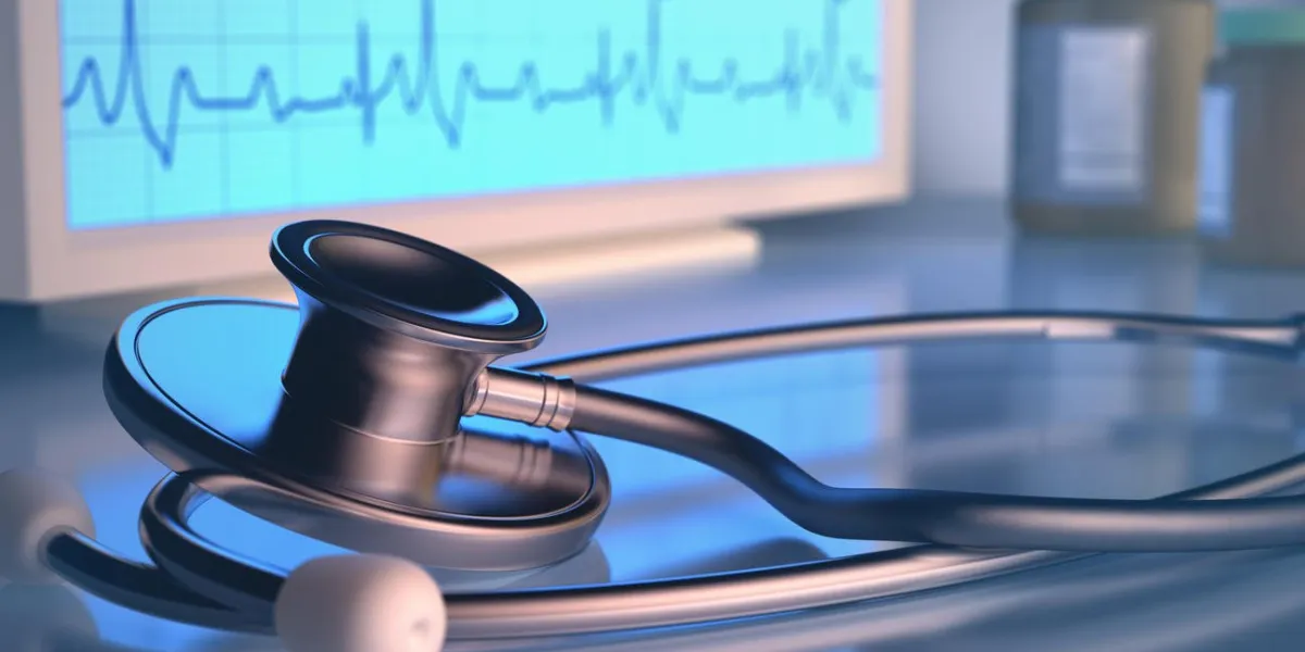 stéthoscope devant le moniteur de rythme cardiaque