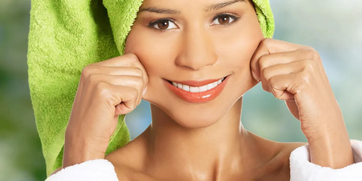 femme belle spa tenant les joues dans un sourire