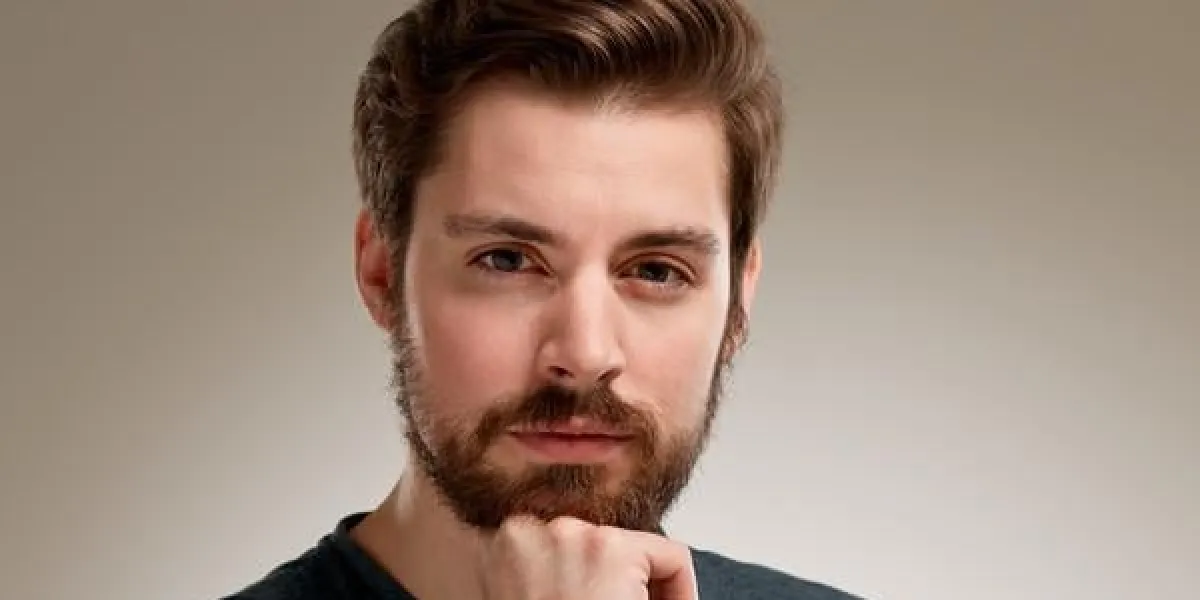 portrait de jeune homme à la barbe, la main sur le menton