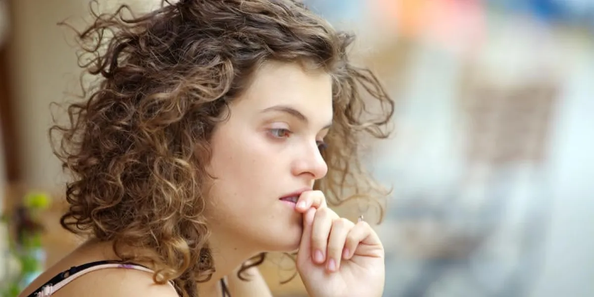 jeune femme avec des pensées, assis à l'extérieur