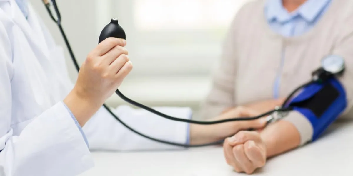 médecine, âge, concept de soins de santé et de personnes - gros plan du docteur avec tonomètre vérifiant le niveau de pression artérielle de femme senior à l'hôpital