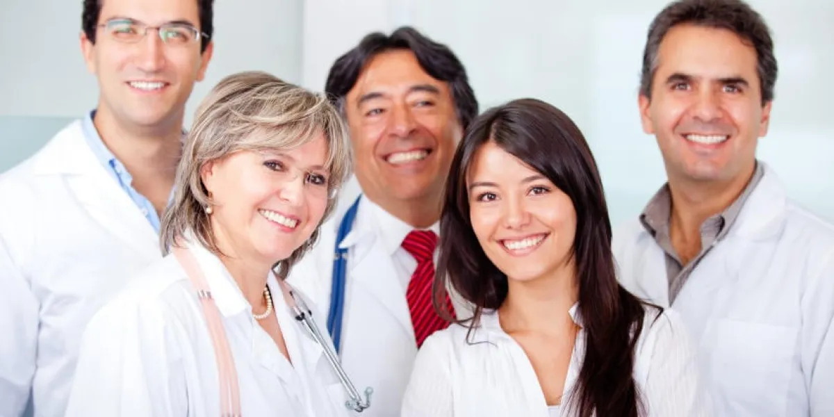 patiente avec un groupe de médecins à l'hôpital