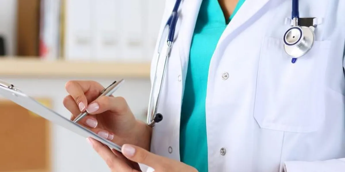 femme médecin, main, tenue, stylo argent, écriture, quelque chose, sur, presse-papiers, closeup, soins médicaux, assurance, prescription, papier, travail, ou, carrière, concept, médecin, prêt, à, examiner, patient, aide