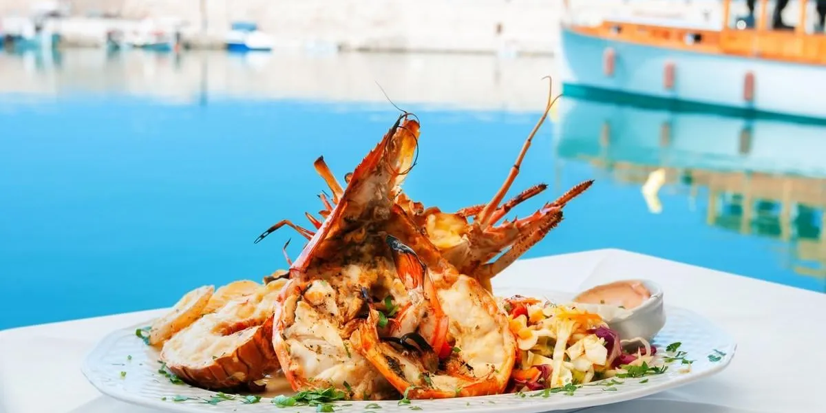 homard servi avec des légumes sur la plaque blanche rethymno, crète, grèce