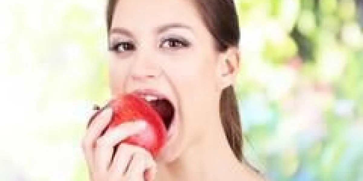 jeune femme avec apple sur fond clair