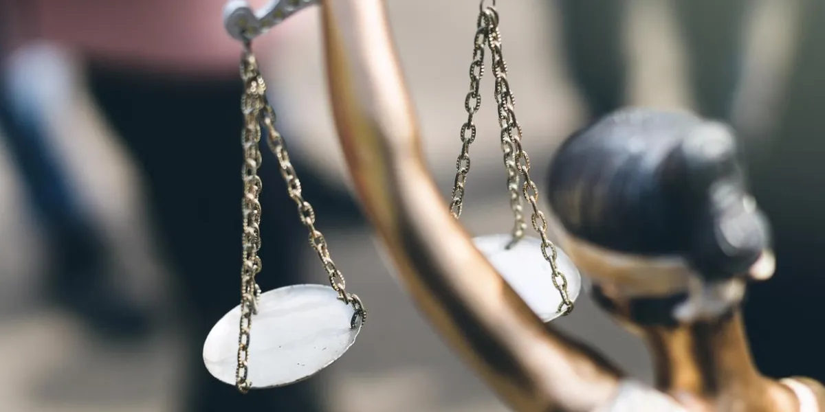 vue arrière de themis statue avec des balances d'équilibre