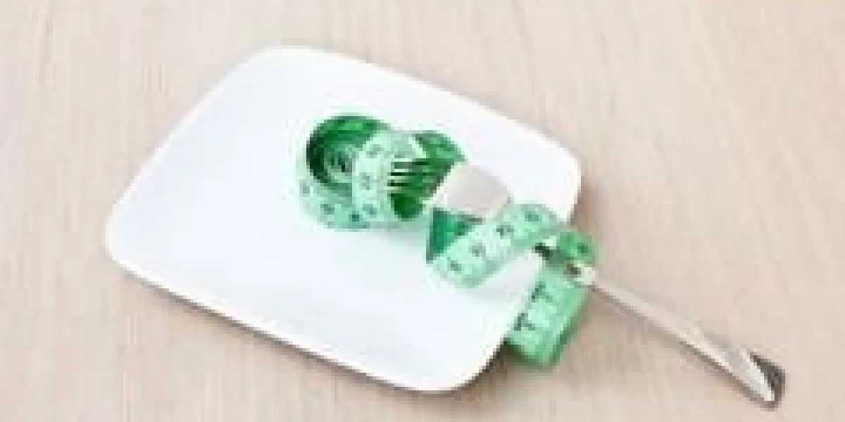 fourchette et ruban à mesurer sur fond en bois de la plaque