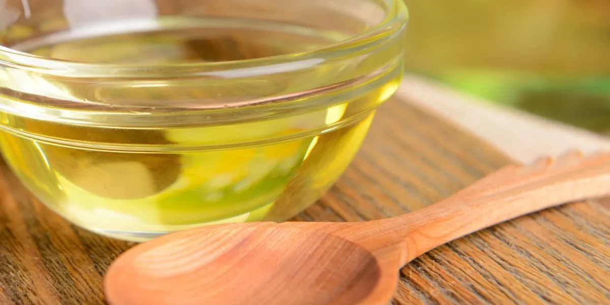 huile de noix de coco sur close-up de table