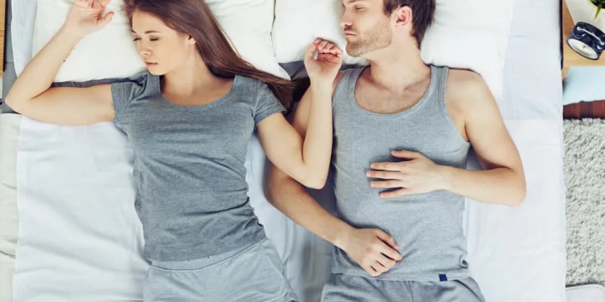 jeune couple dormir la nuit