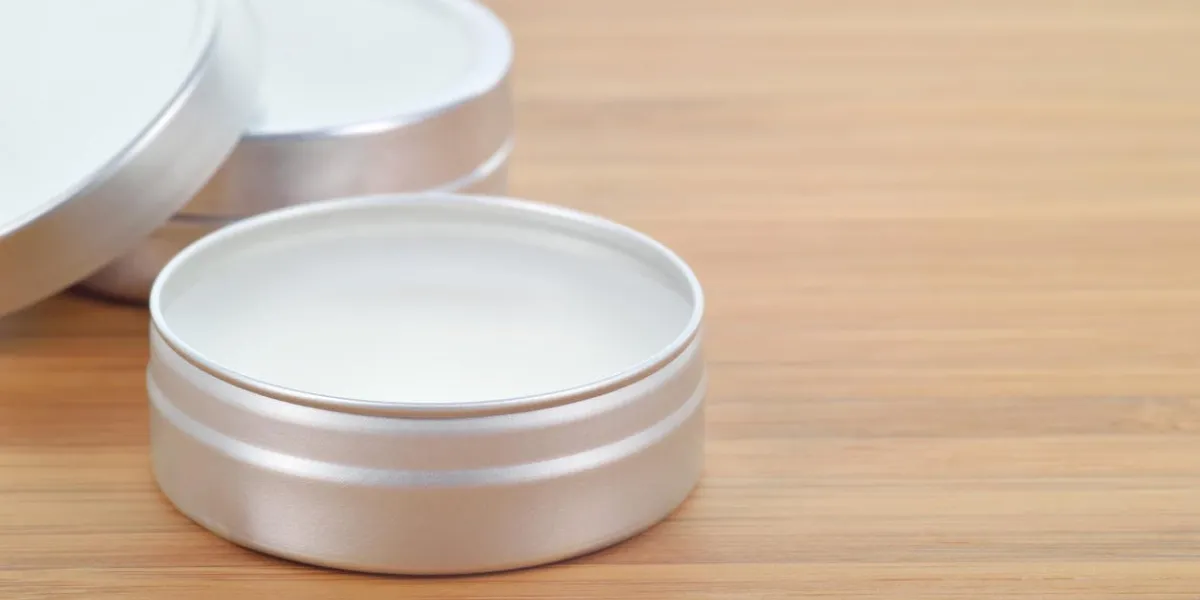 beurre de karité pur en étain métallique sur fond en bois baume à lèvres parfait et baume de beauté beaucoup d'espace de copie